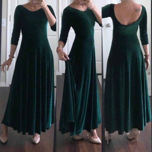 Dresses & Skirts - Emerald green long sleeve velvet dress